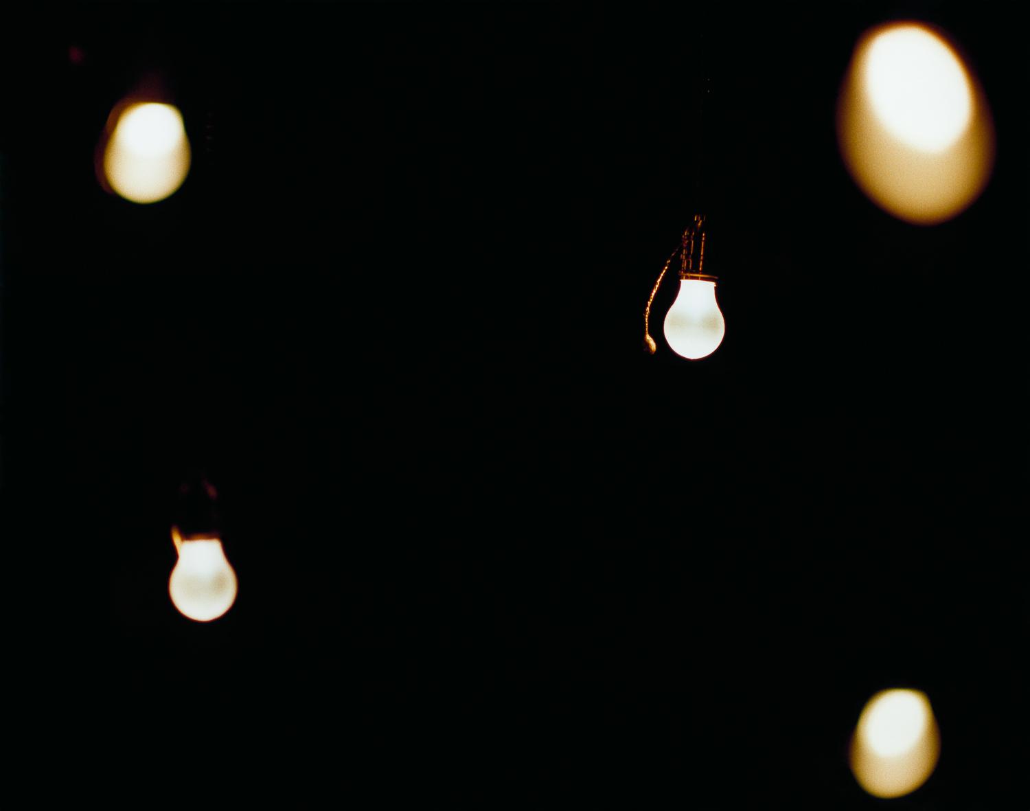 10211_Anticipation-(light-bulbs)